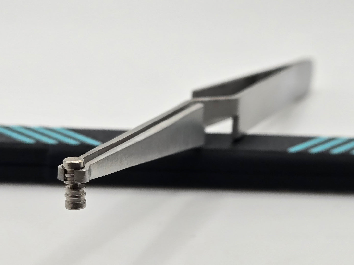 Cross Lock Pinning Tweezers